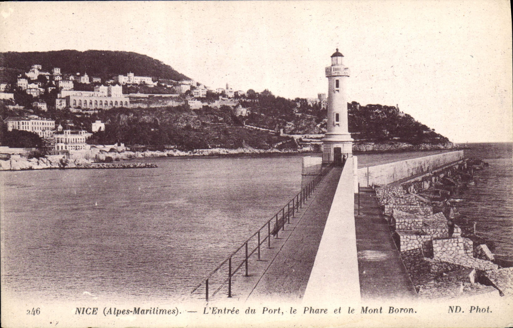 CPA Phare Nice L'entree du port Le phare et le Mont Boron