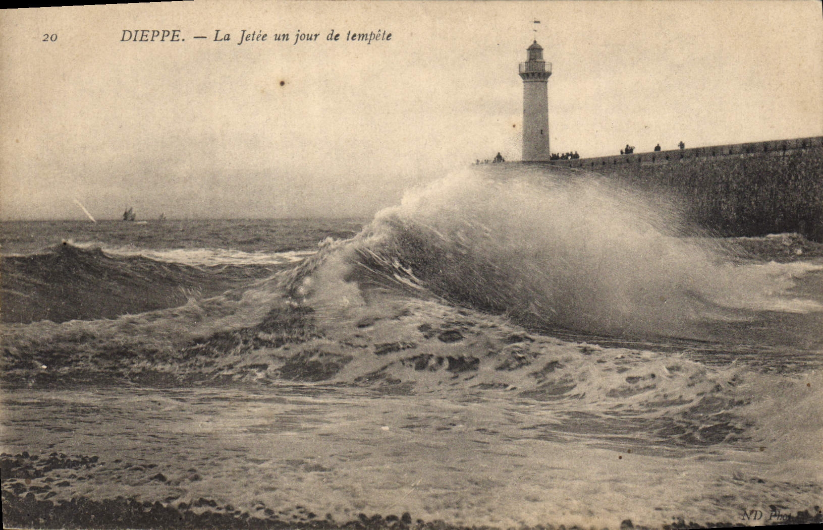 CPA Phare Dieppe La jetee un jour de tempete