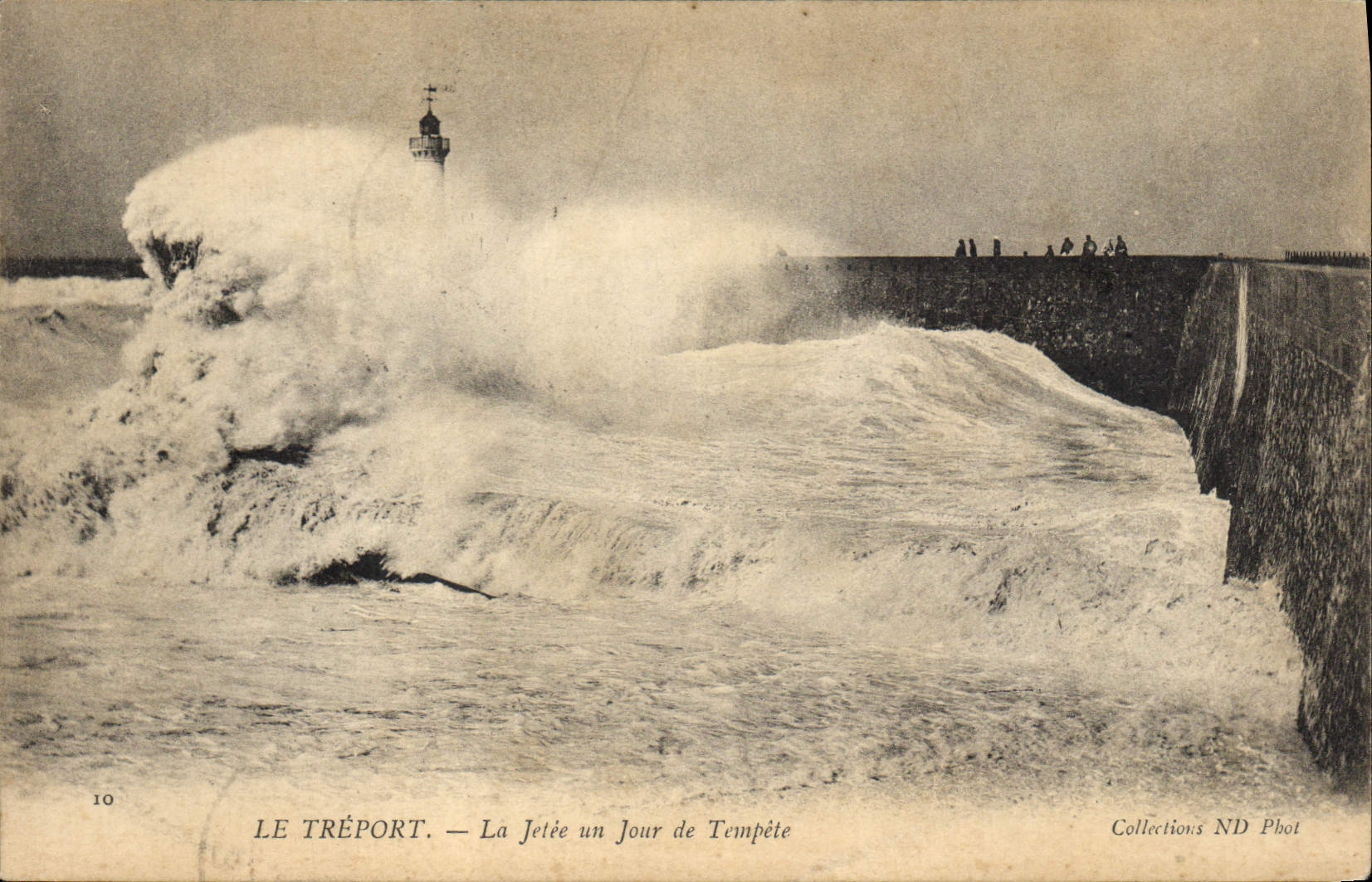 CPA Phare Le Treport La jetee un jour de tempete