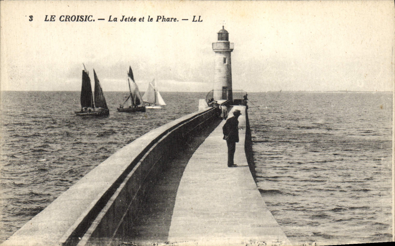 CPA Phare Le Croisic La jetee et le phare Bateaux
