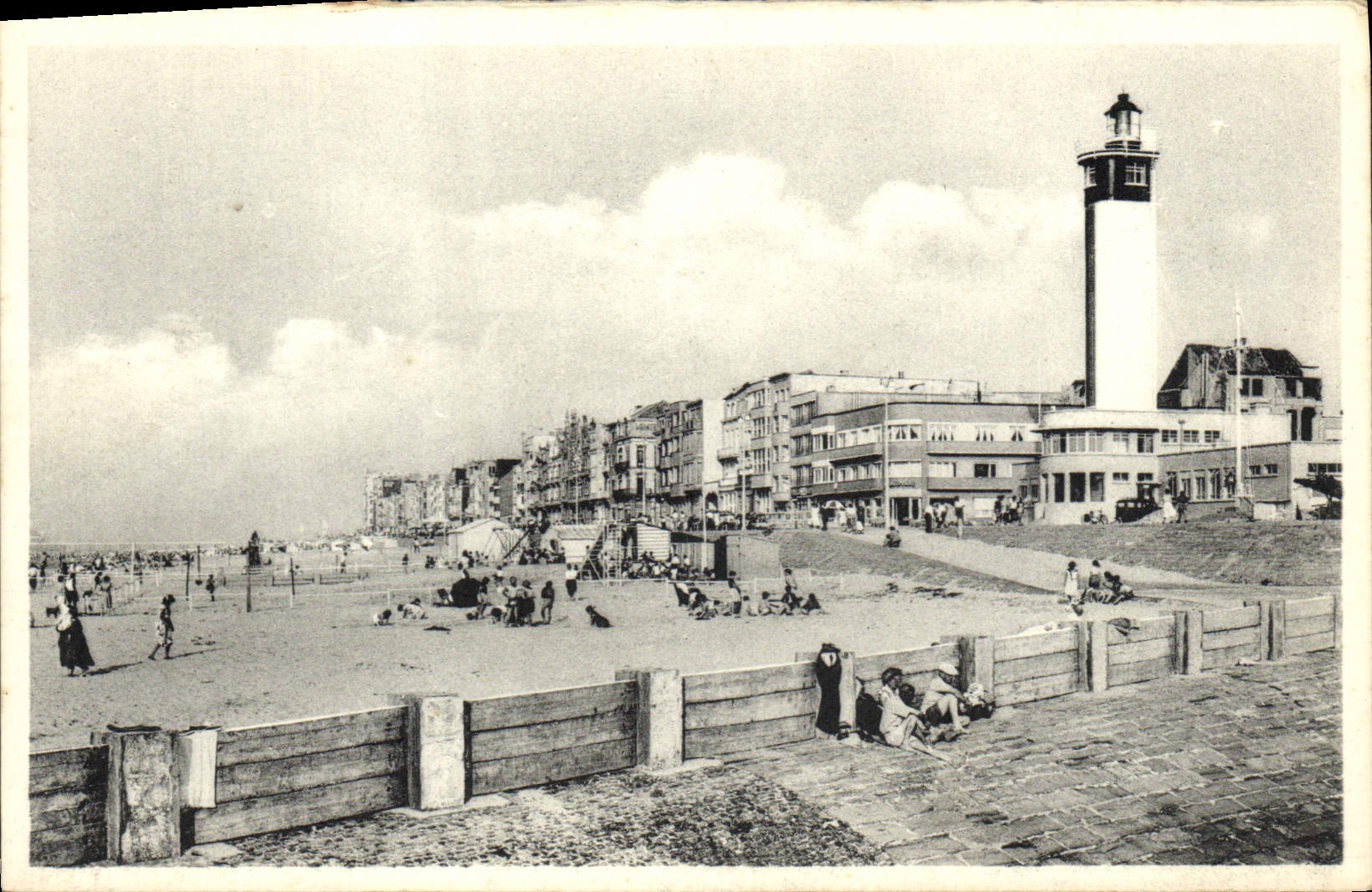 CPA Phare Blankenberge La digue et le phare