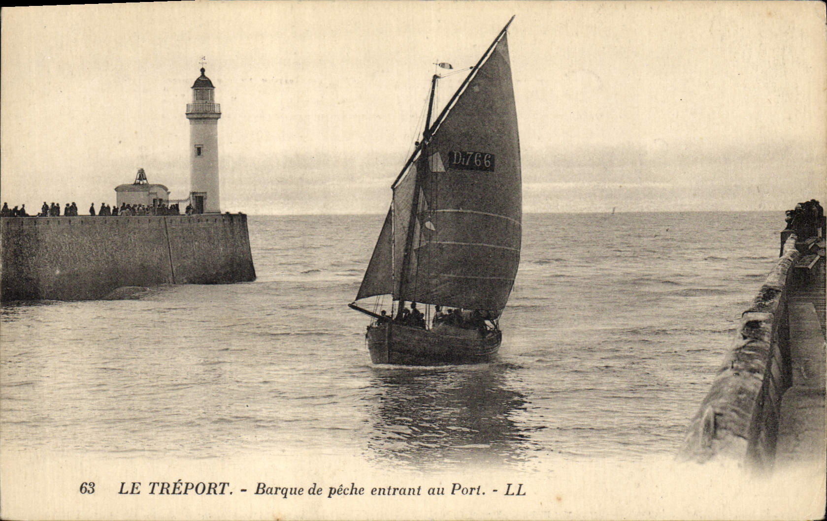 Postal PHARE el Treport Barca de pesca que entra al puerto Barco