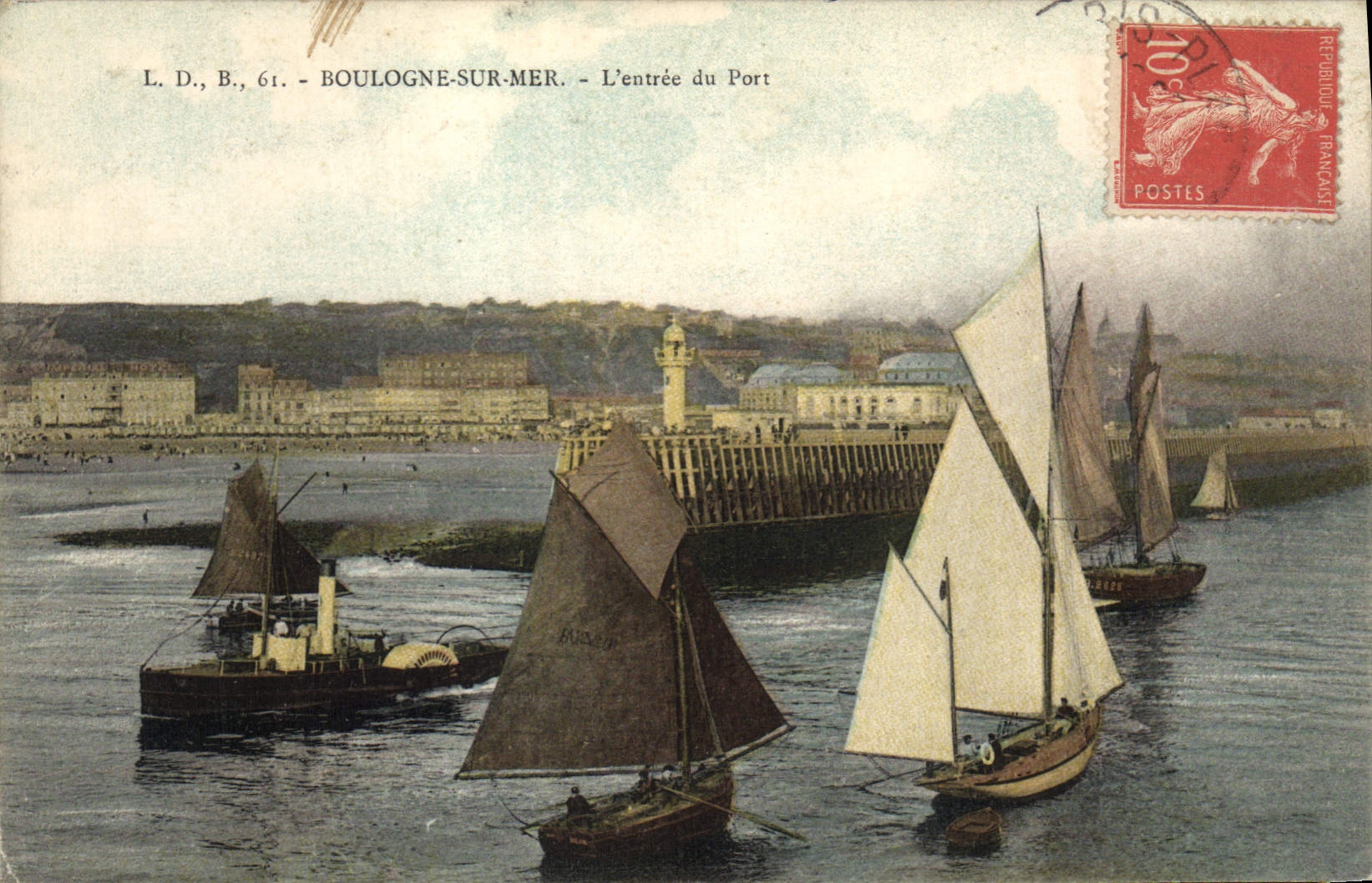 CPA Phare Boulogne sur Mer L'entree du port Bateaux