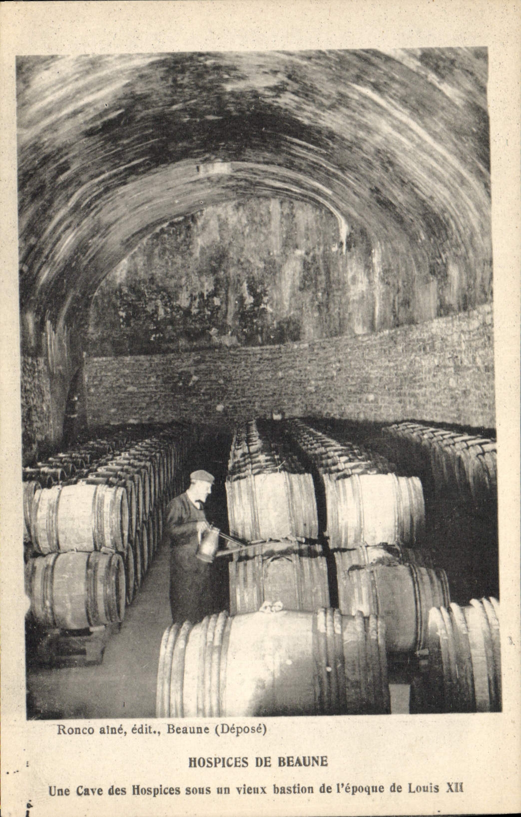 CPA Folklore Vin Vignobles Champagne Hospices de Beaune Une cave des hospices sous un vieux bastion de l'epoque de Louis XII