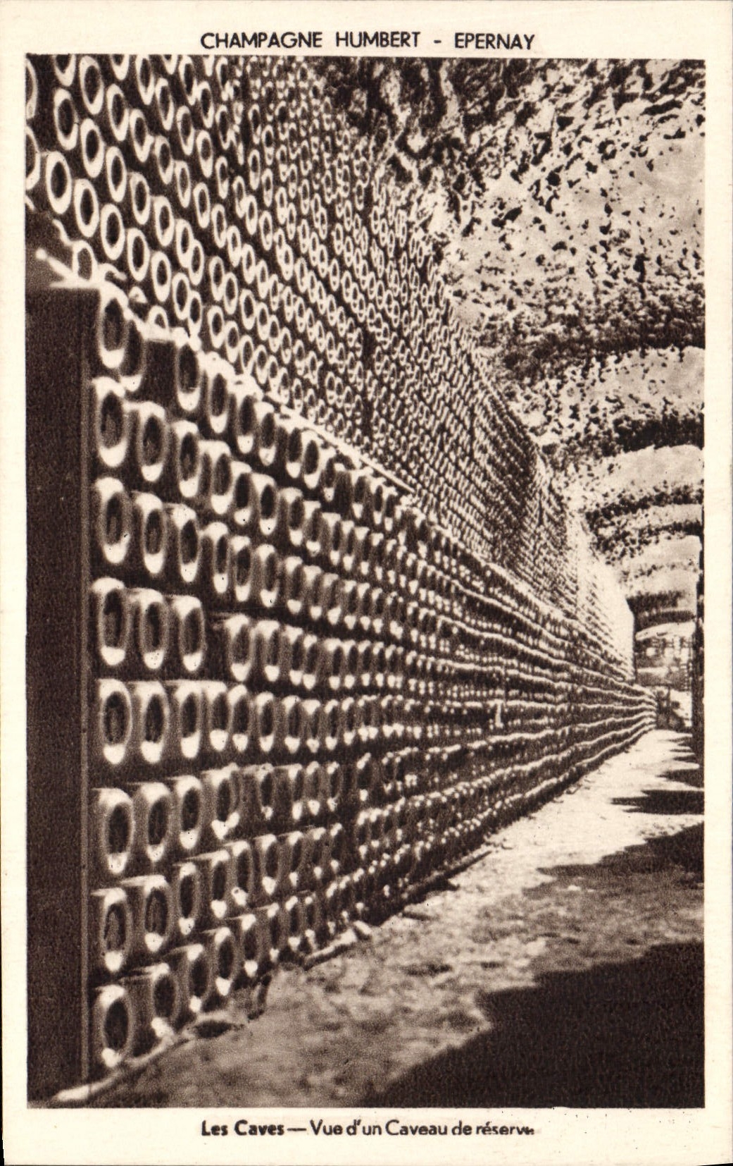 CPA Folklore Vin Vignobles Champagne Humbert Epernay Les caves Vue d'un caveau de reserve 