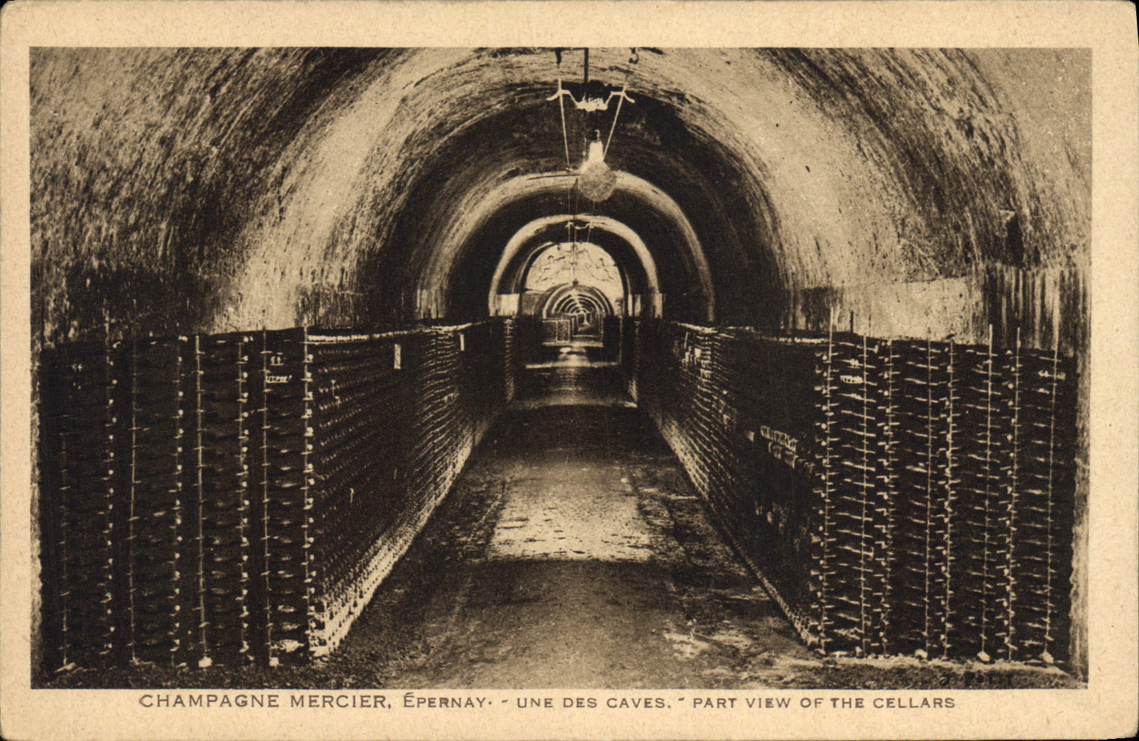CPA Folklore Vin Vignobles Champagne Mercier Epernay Une des caves 