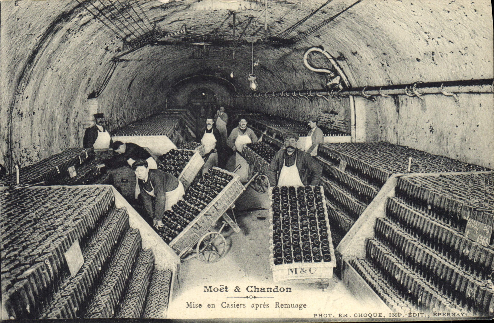CPA Folklore Vin Vignobles Champagne Moet et Chandon Mise en casiers apres remuage