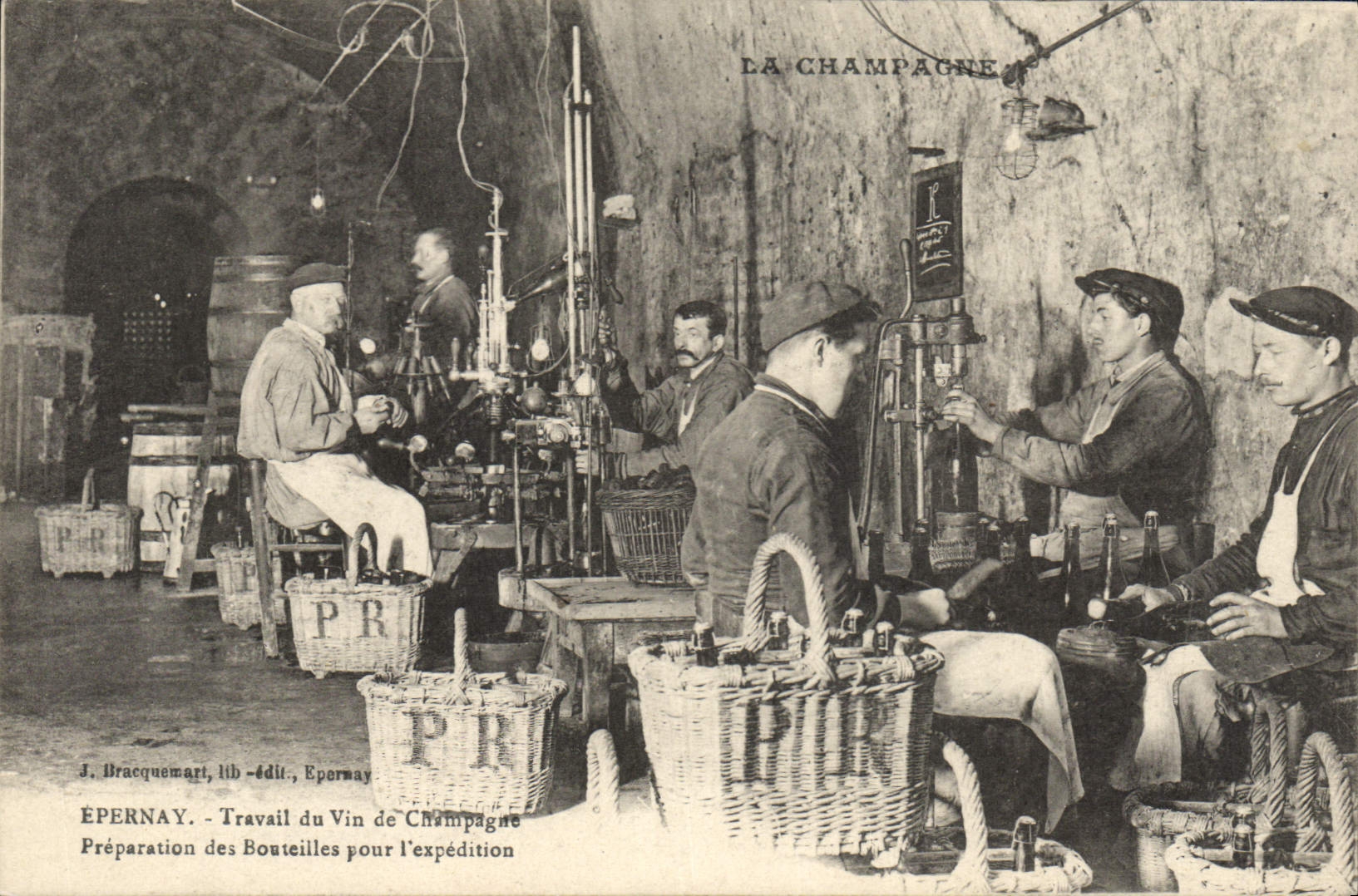 Postal Folclore Vino Viñedos Champaña Epernay Trabajo del vino de Champaña Preparación de las botellas para la expedición
