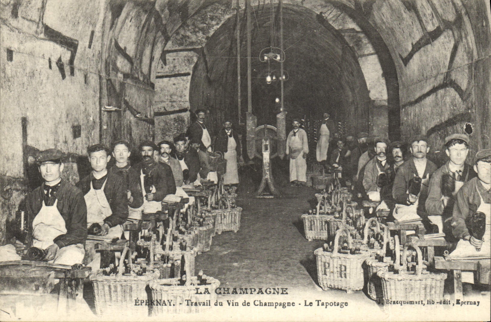 Postal Folclore Vino Viñedos Champaña Epernay Trabajo del vino de Champaña el tapotage CUMBRE