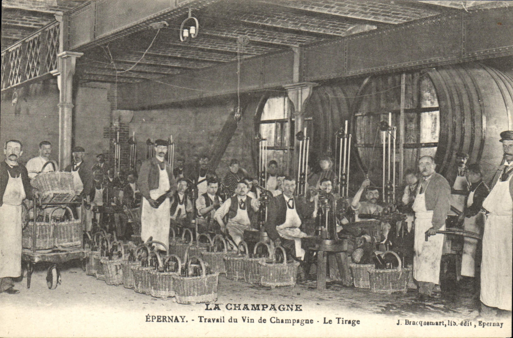 CPA Folklore Vin Vignobles Champagne Epernay Travail du vin de Champagne Le tirage
