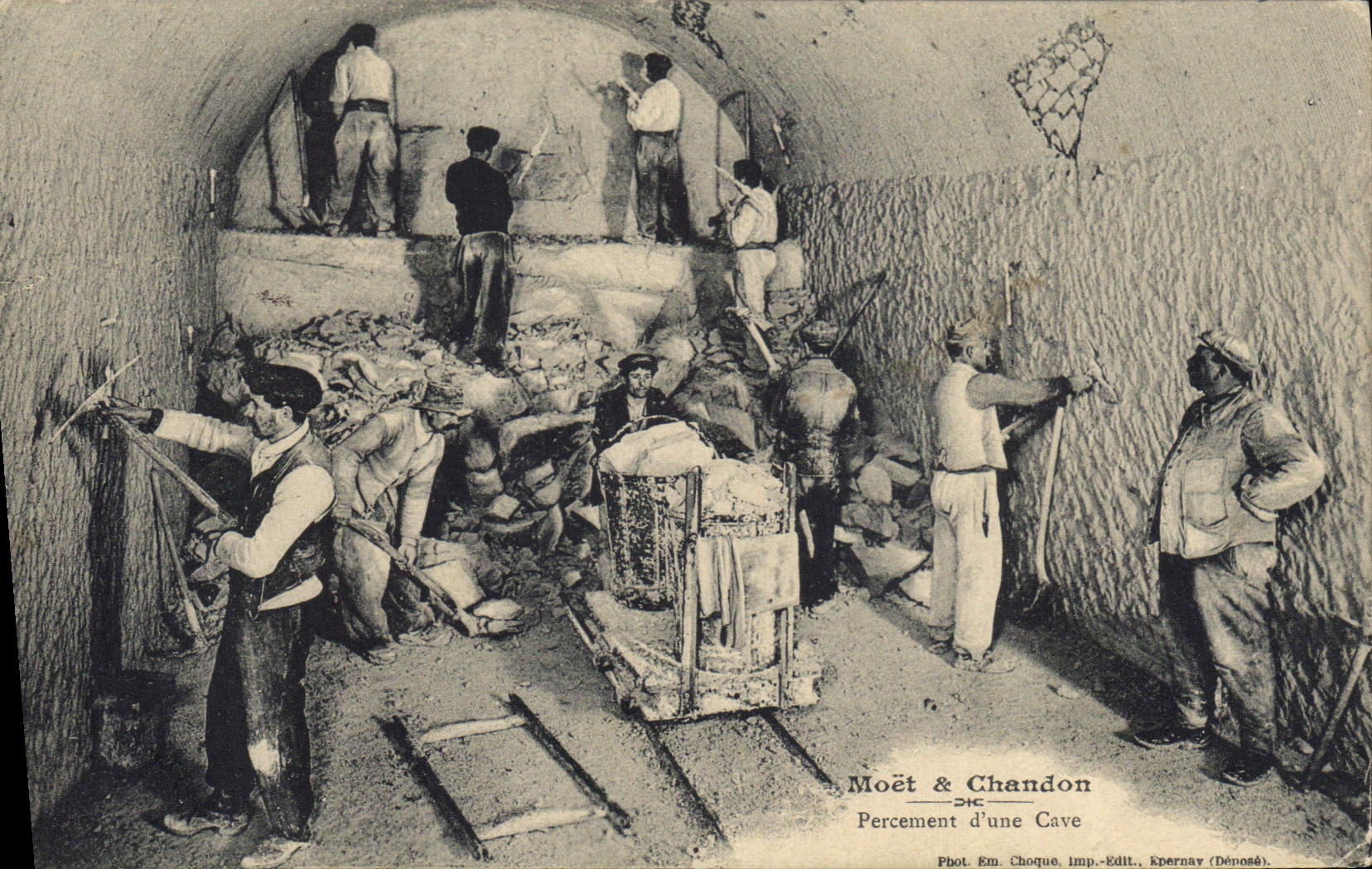 CPA Folklore Vin Vignobles Champagne Moet et Chandon Percement d'une cave
