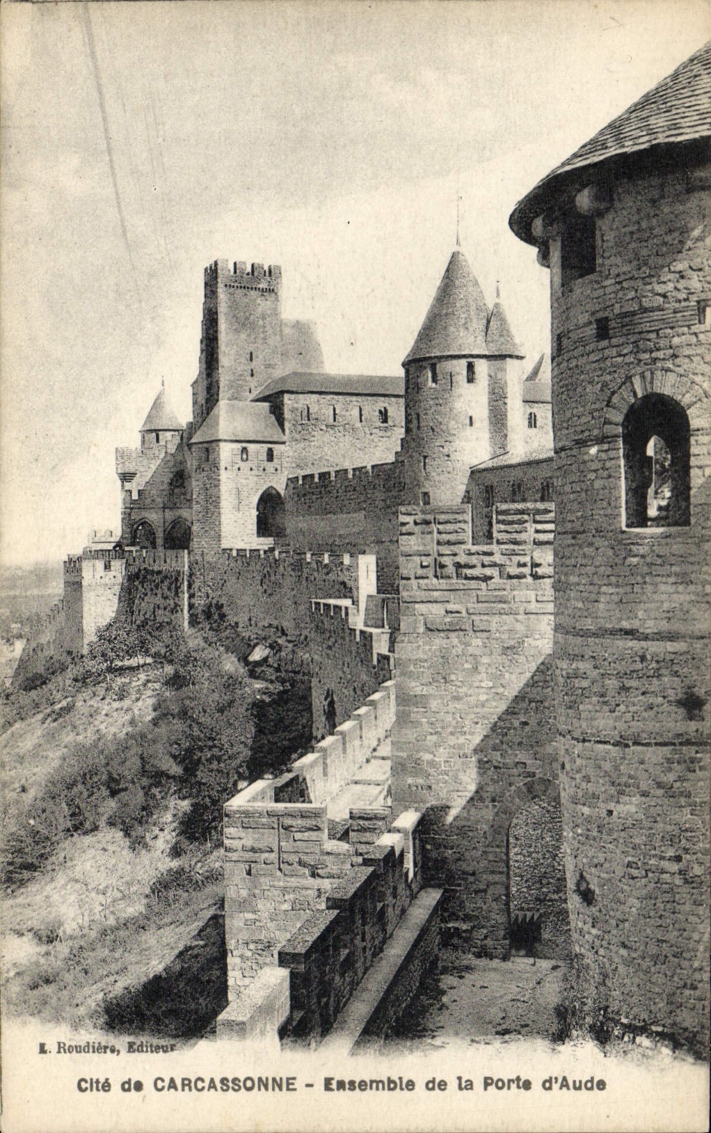CPA Publicite Michel Sabatier Distillerie de la Micheline Cite de Carcassonne Ensemble de la Porte D'Aude