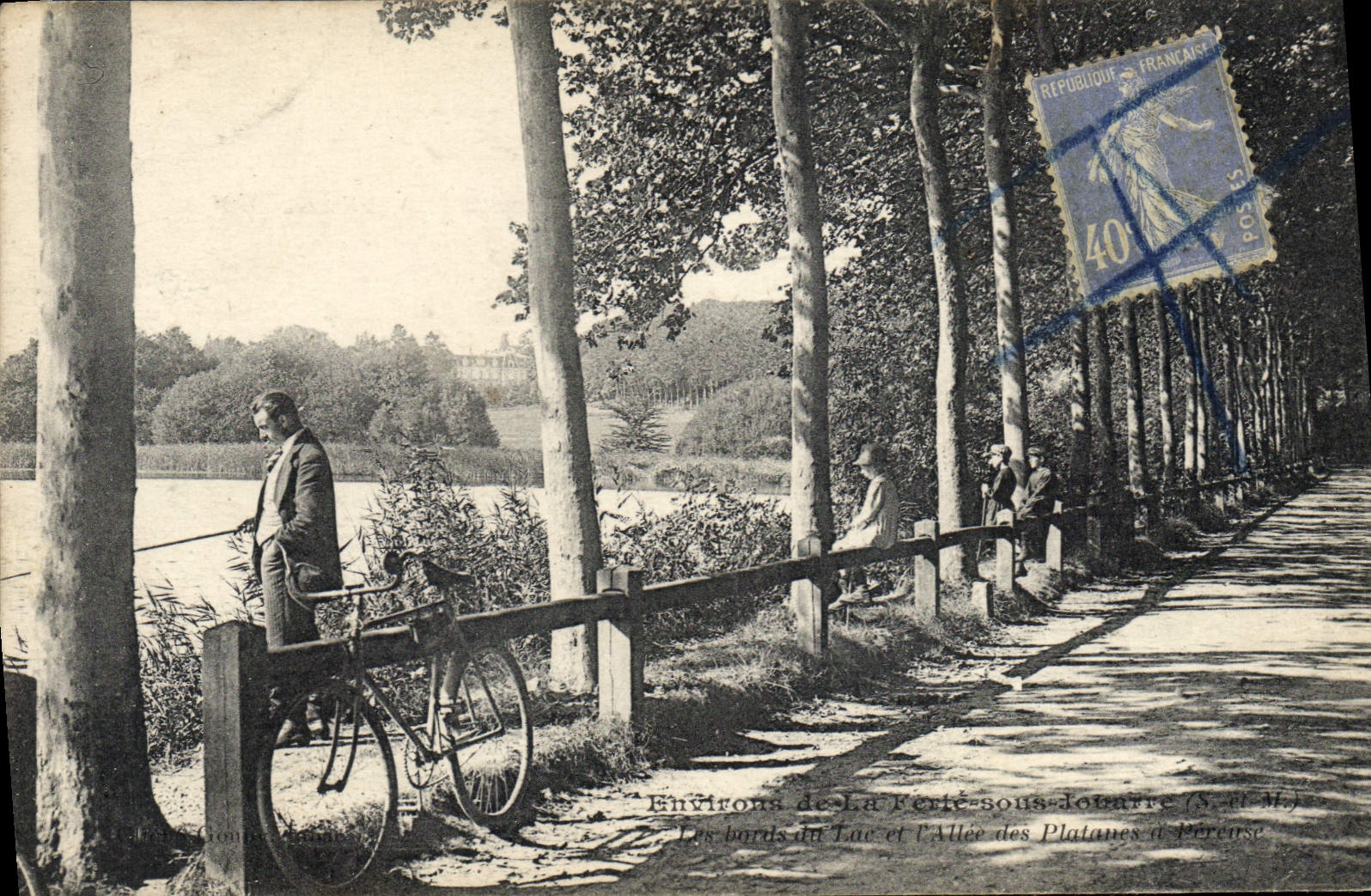 CPA Arbre Environs de la Ferte sous Jouarre Les bords du lac et l'allee des platanes Velo Cycle