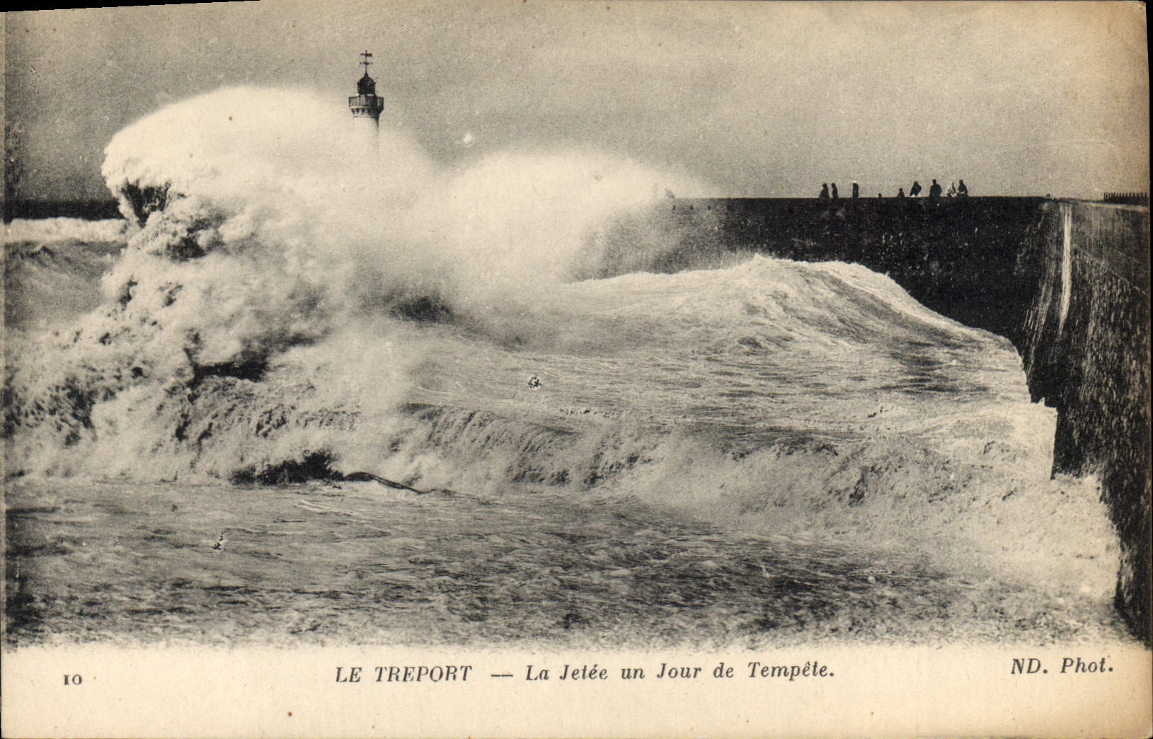 CPA Phare Le Treport La jetee un jour de tempete