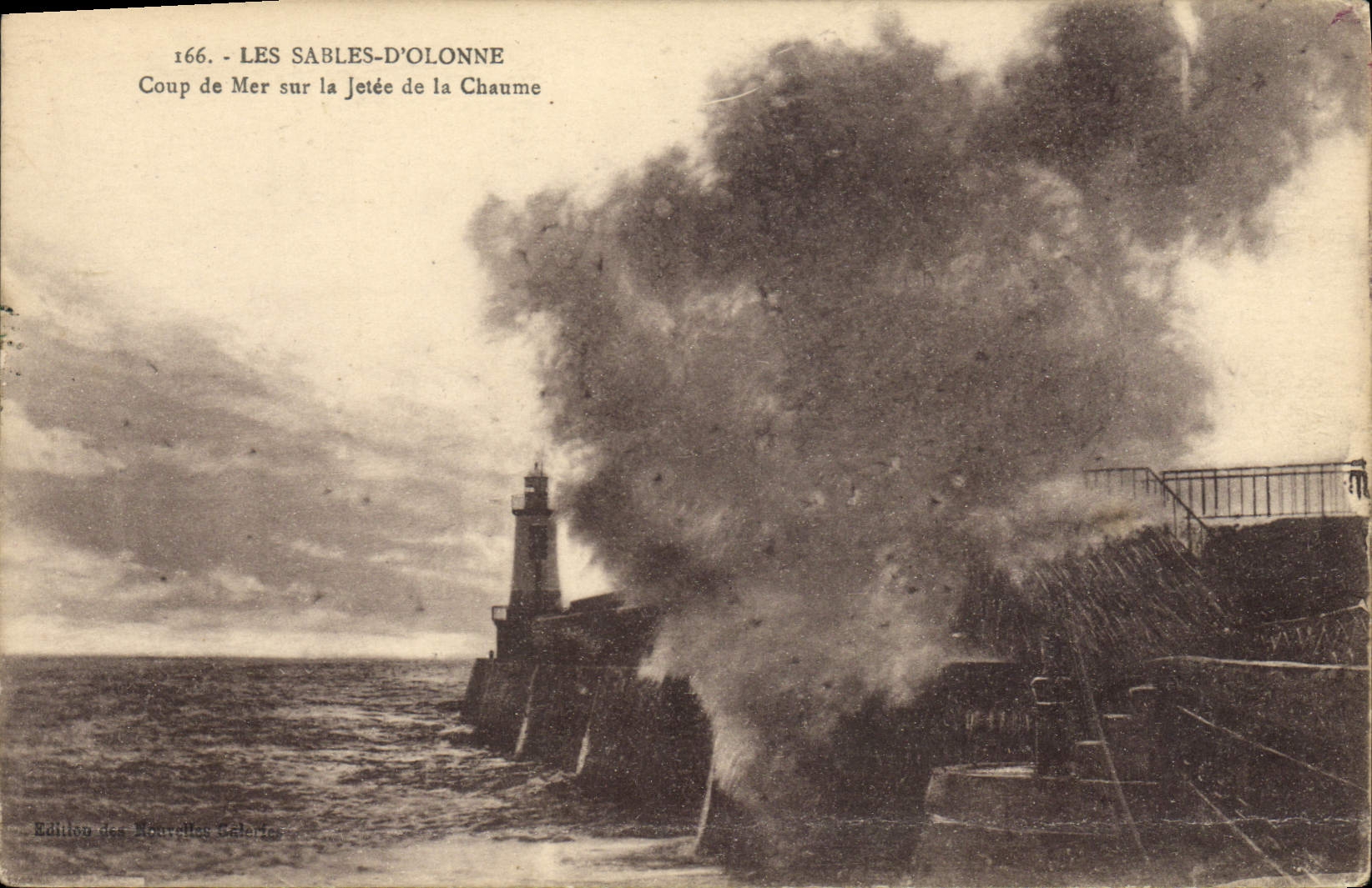 Postal PHARE las Arenas de Olonne Golpe de mar sobre el lanzada de la Caña