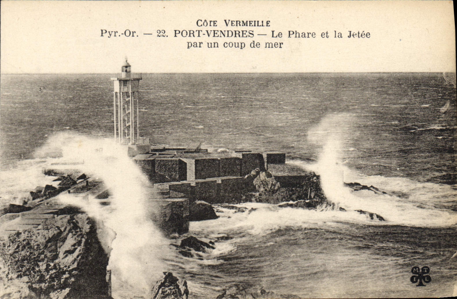 CPA Phare et la jetee par un coup de mer Port Vendres