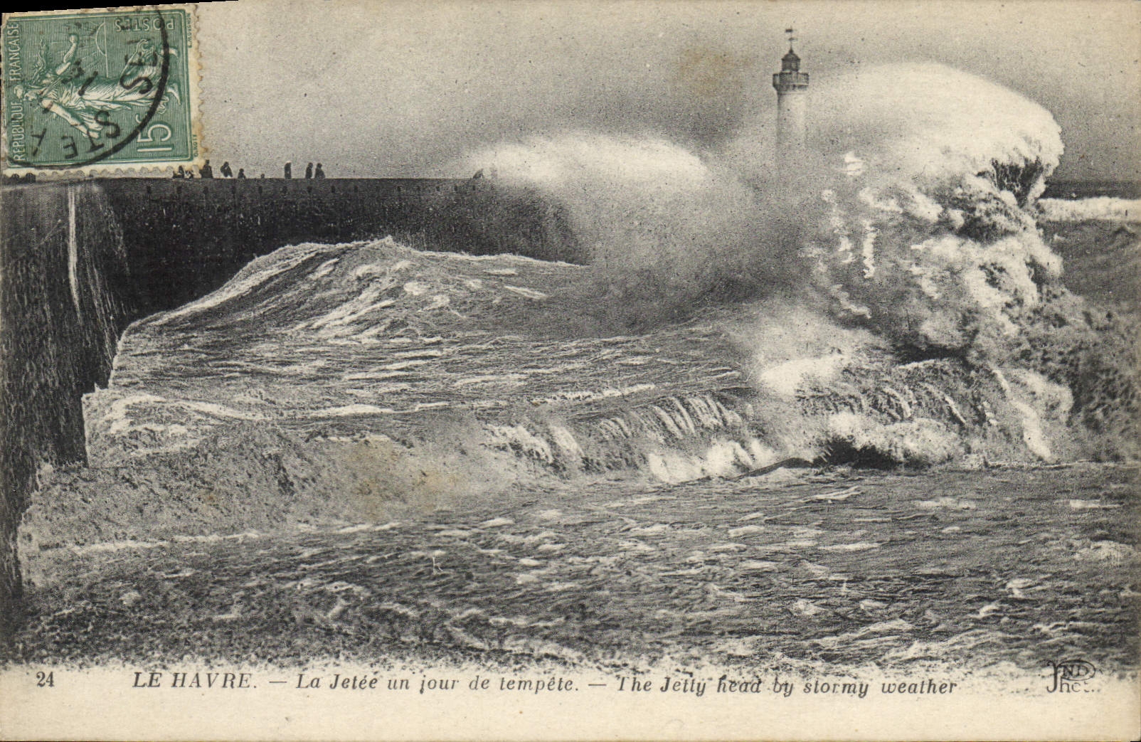 CPA Phare Le Havre La jetee un jour de tempete 