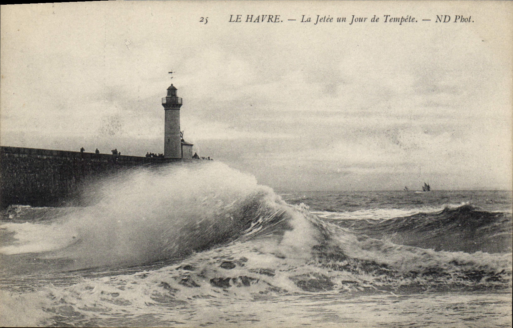 CPA Phare Le Havre La jetee un jour de tempete 