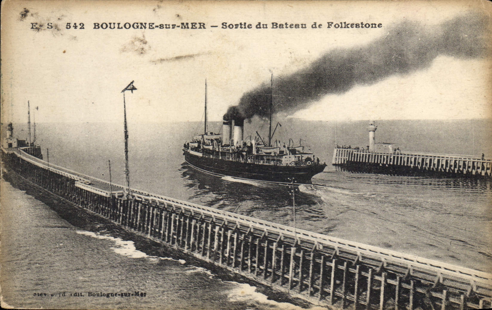 CPA Phare Boulogne sur Mer Sortie du bateau de Folkestone