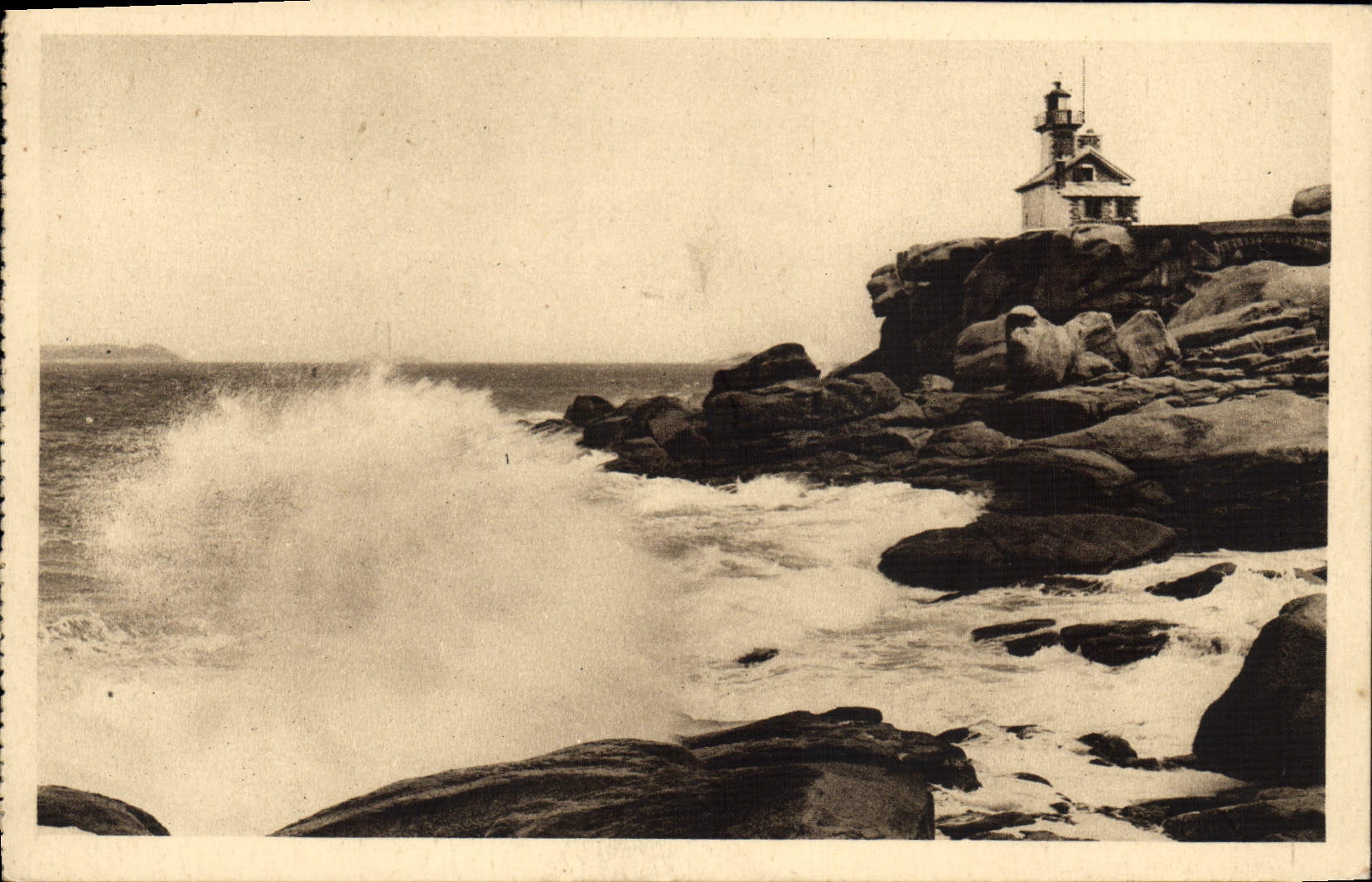 CPA Phare Ploumanach Les brisants du phare