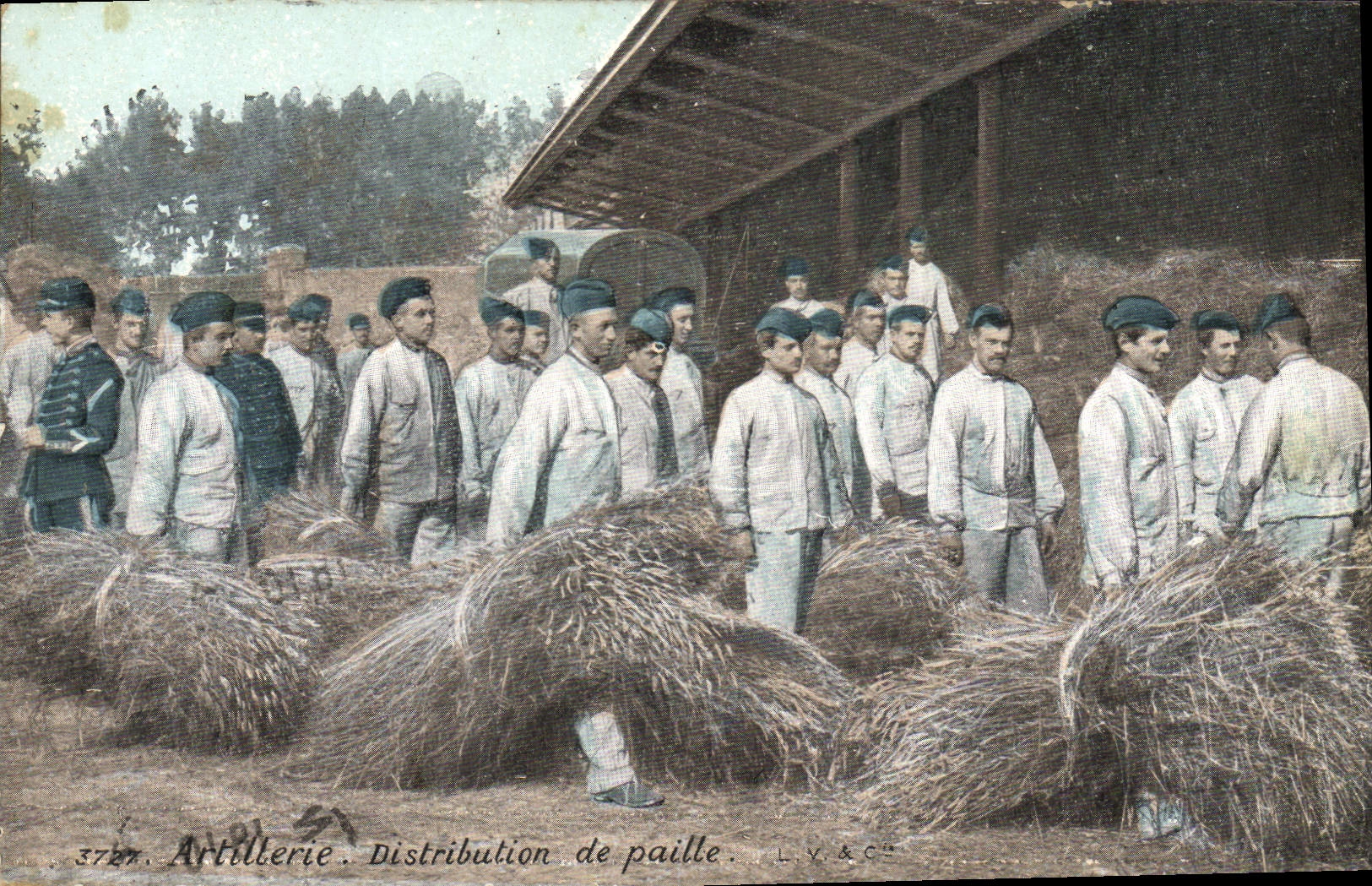 CPA Militaria Distribution de paille 