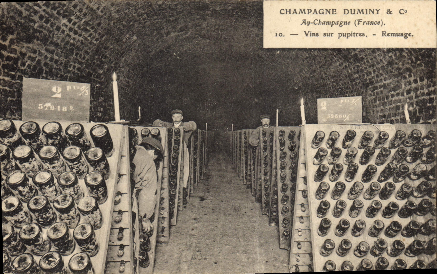 CPA Folklore Vin Vendange Champagne Duminy Ay Champagne Vins sur pupitres Remuage