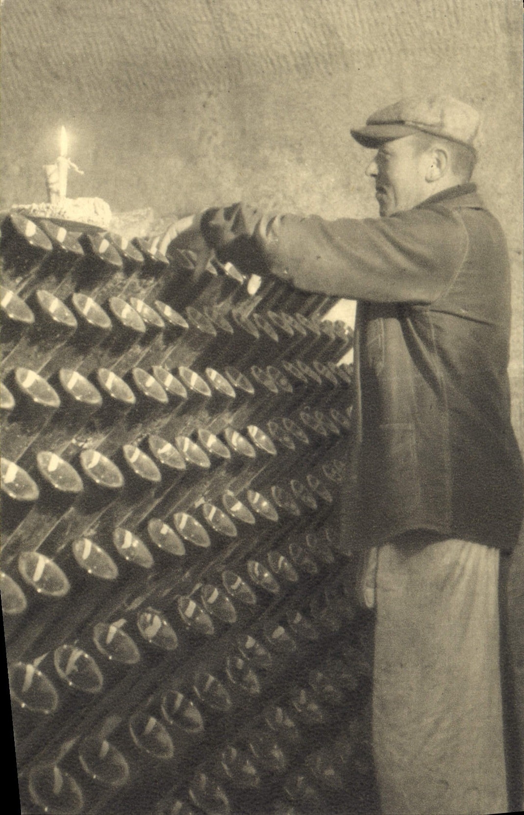 CPA Folklore Vin Vendange Champagne Perrier Jouet Epernay Un remueur