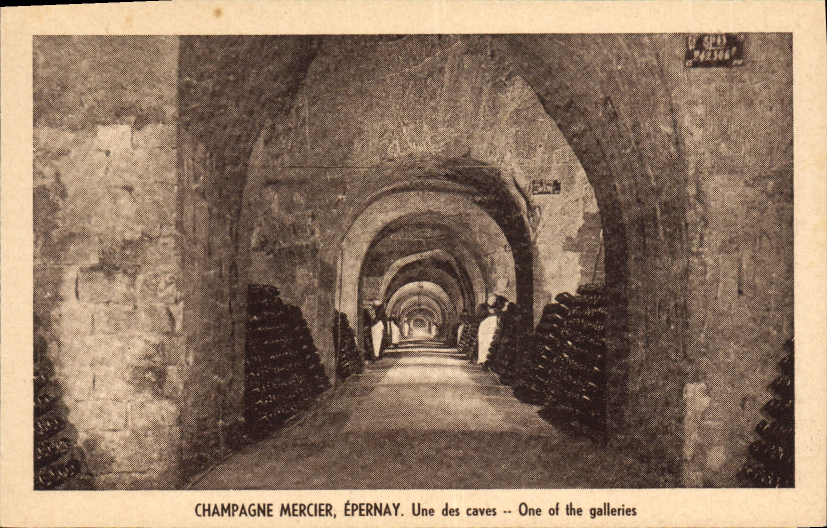 CPA Folklore Vin Vendange Champagne Mercier Epernay Une des caves