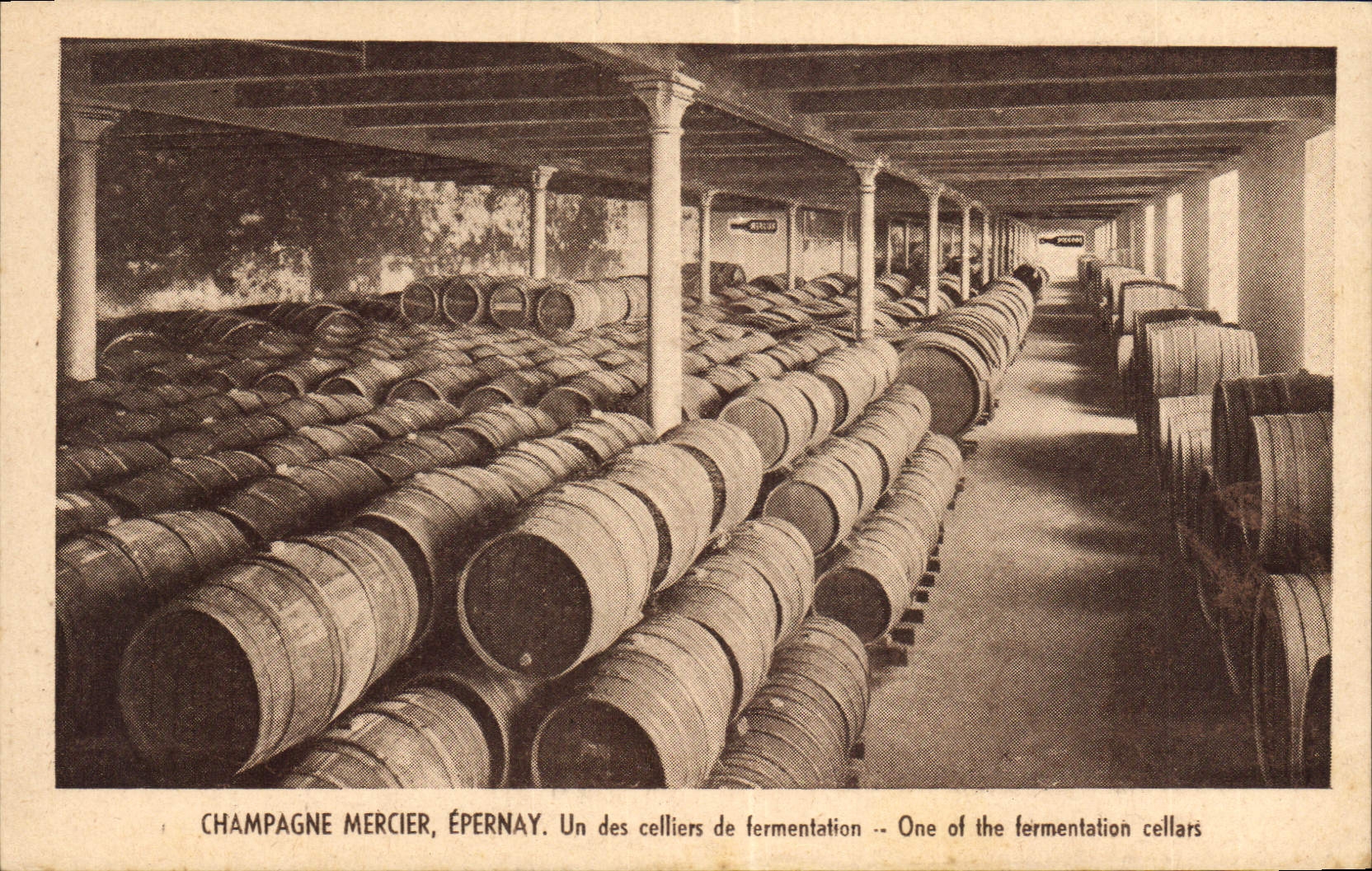 Postal Folclore Vino Vendimia Champaña Mercero Epernay Uno de los almacenes de fermentación
