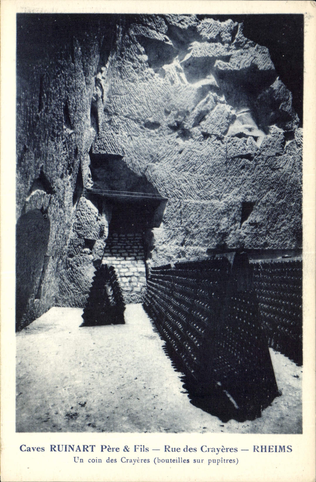 CPA Folklore Vin Vendange Champagne Ruinart Rue des Crayeres Reims Un coin des crayeres Bouteilles sur pupitres