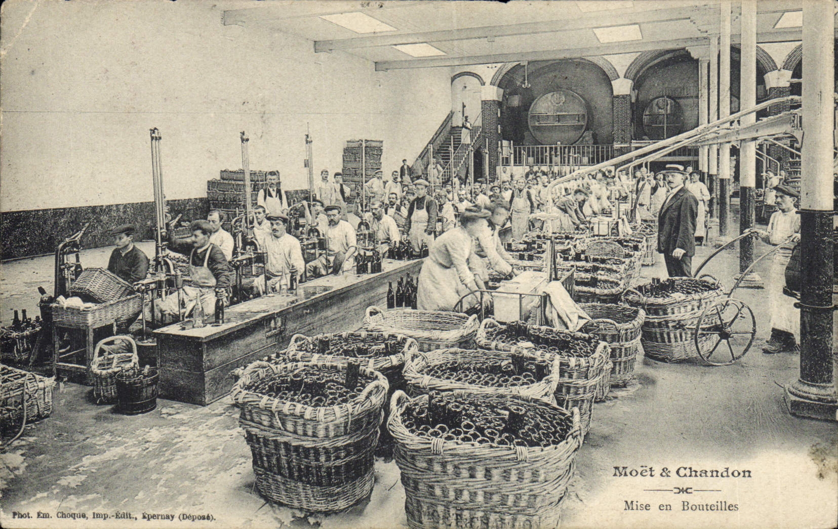 CPA Folklore Vin Vendange Champagne Moet & Chandon Mise en bouteilles