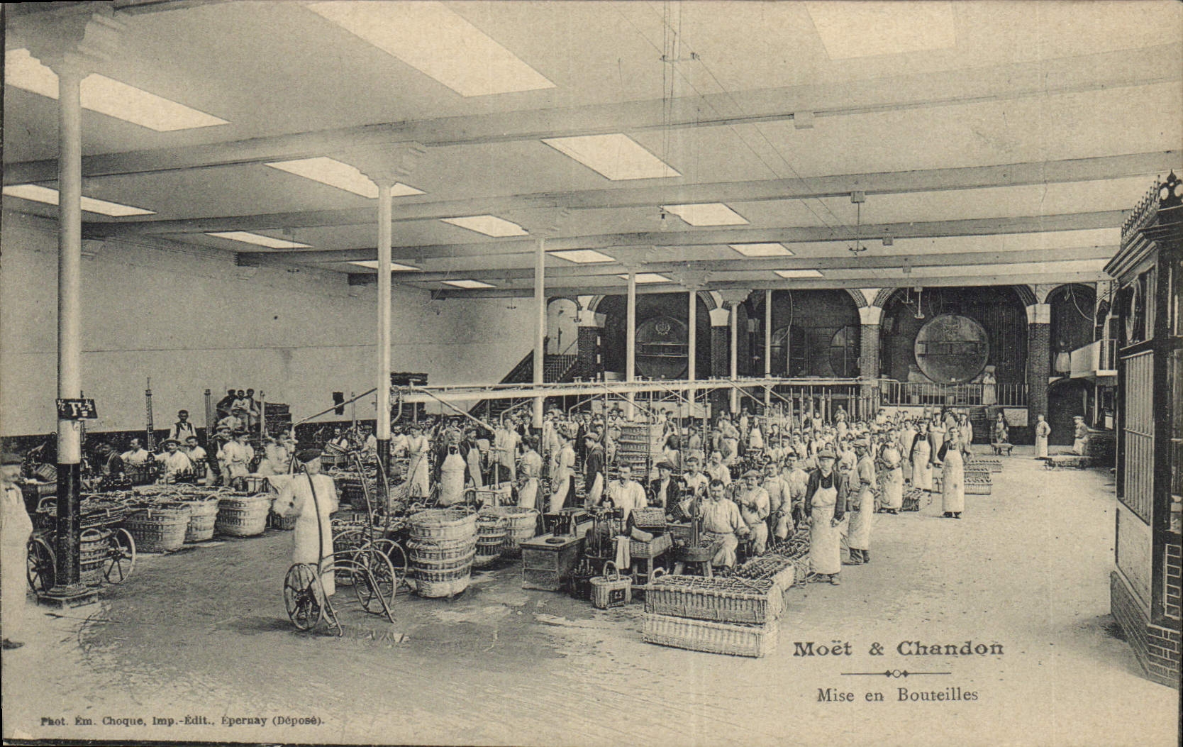 CPA Folklore Vin Vendange Champagne Moet & Chandon Mise en bouteilles