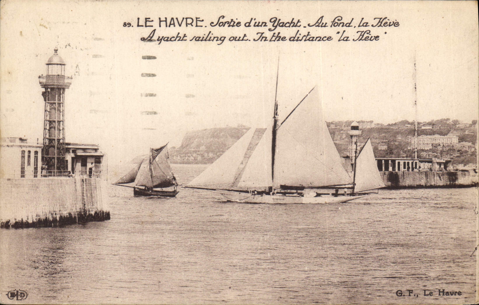 CPA Phare Le Havre Sortie d'un yacht Au fond la Heve