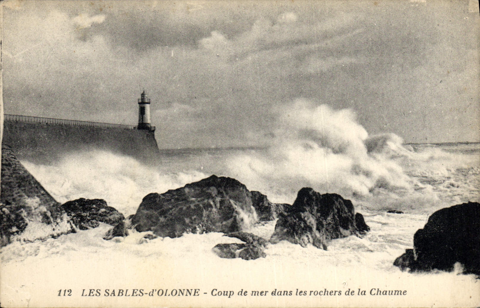 CPA Phare Les Sables d'Olonne Coup de mer dans les rochers de la Chaume