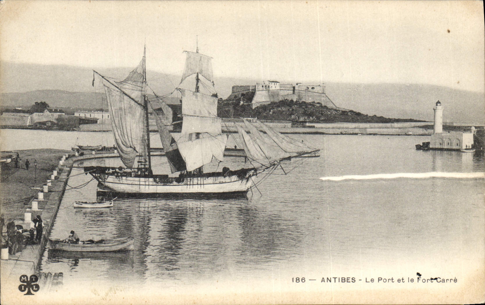 CPA Phare Antibes Le port et le Fort Carre Bateau Voilier