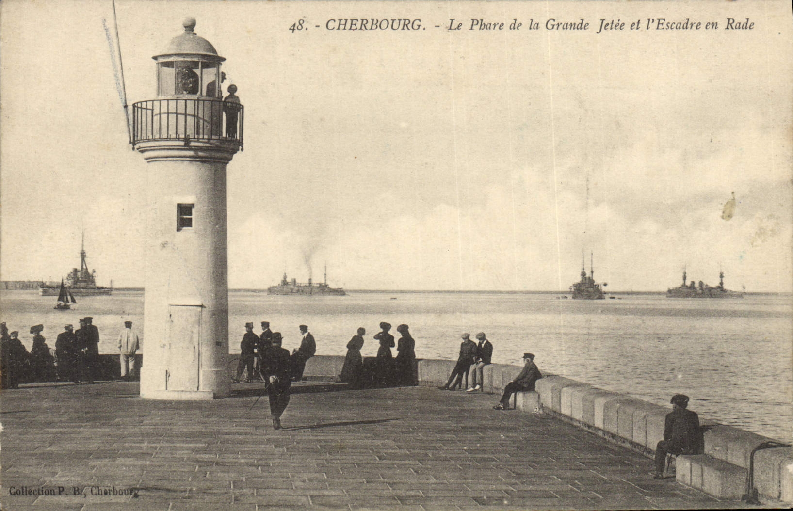 CPA Phare de la Grande jetee et l'escadre en rade Cherbourg Bateaux 