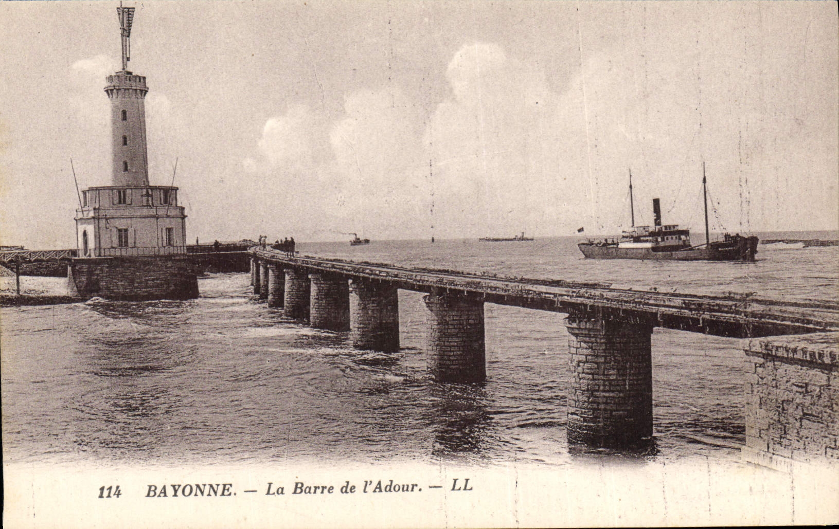 CPA Phare Bayonne La Barre de l'Adour Bateau 