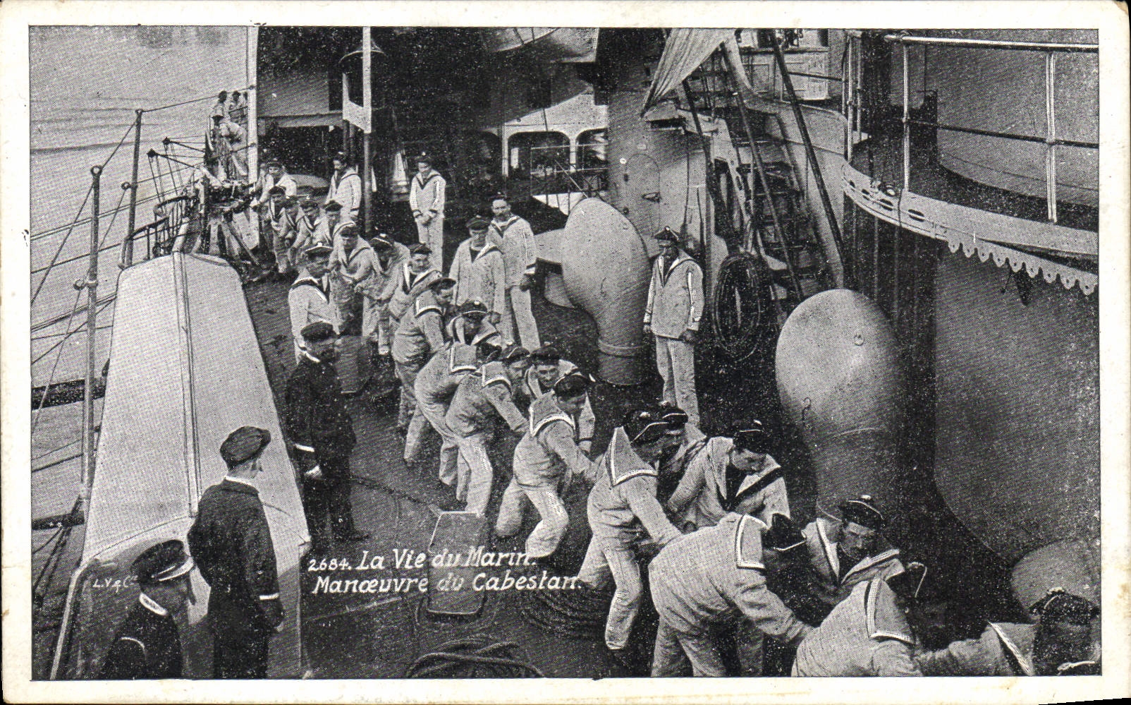 CPA Militaria La vie du Marin Manoeuvres du cabestan 