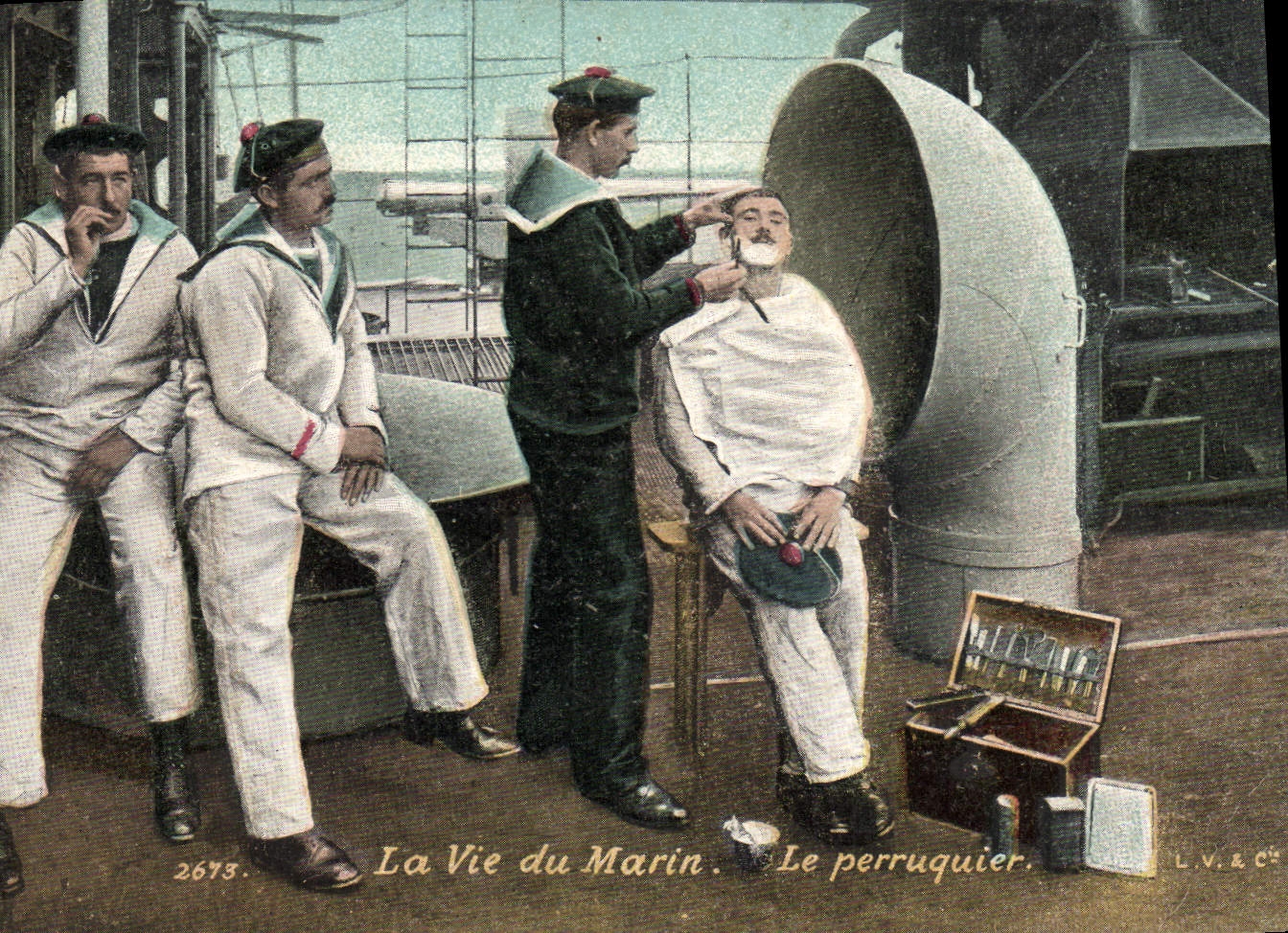CPA Militaria La vie du Marin Le perruquier Coiffeur 