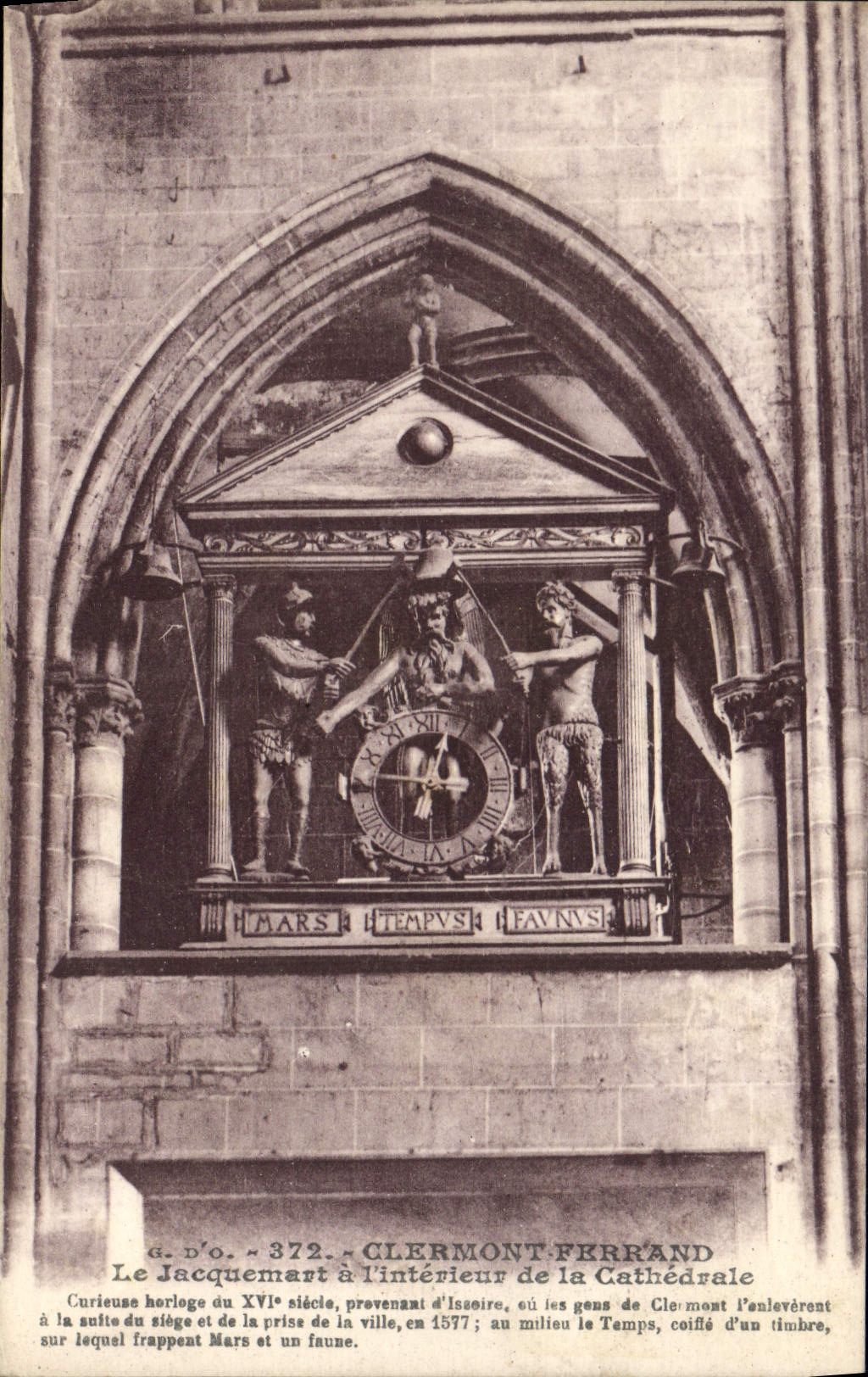 Postal Reloj Clermont Ferrand el Jacquemart dentro de la catedral