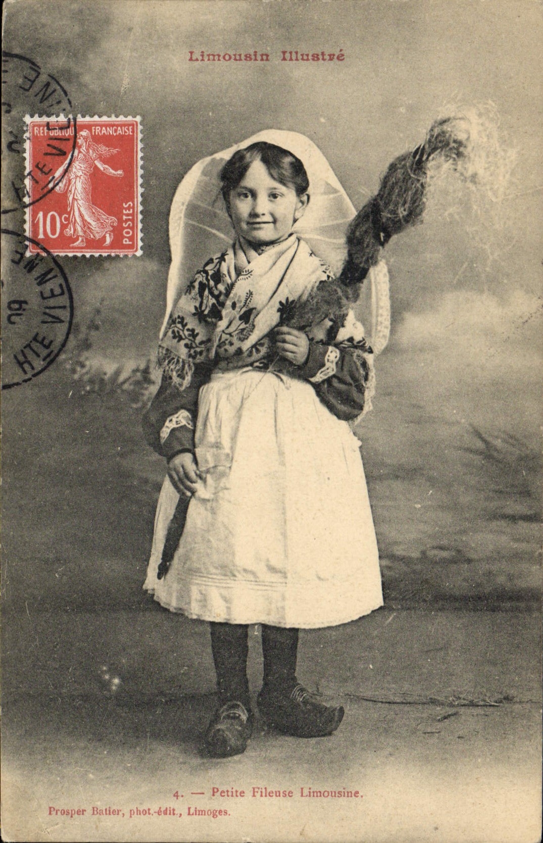 CPA Folklore Limousin Petite Fileuse Limousine