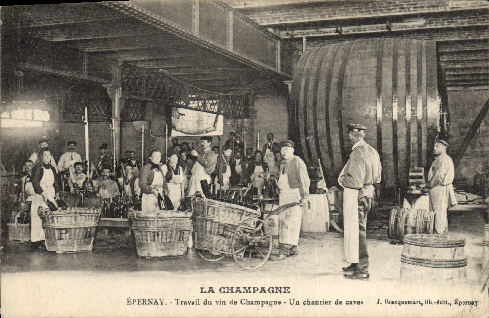 CPA Folklore Vigne Vin Vendanges Champagne Epernay Travail du vin de Champagne Un chantier de caves