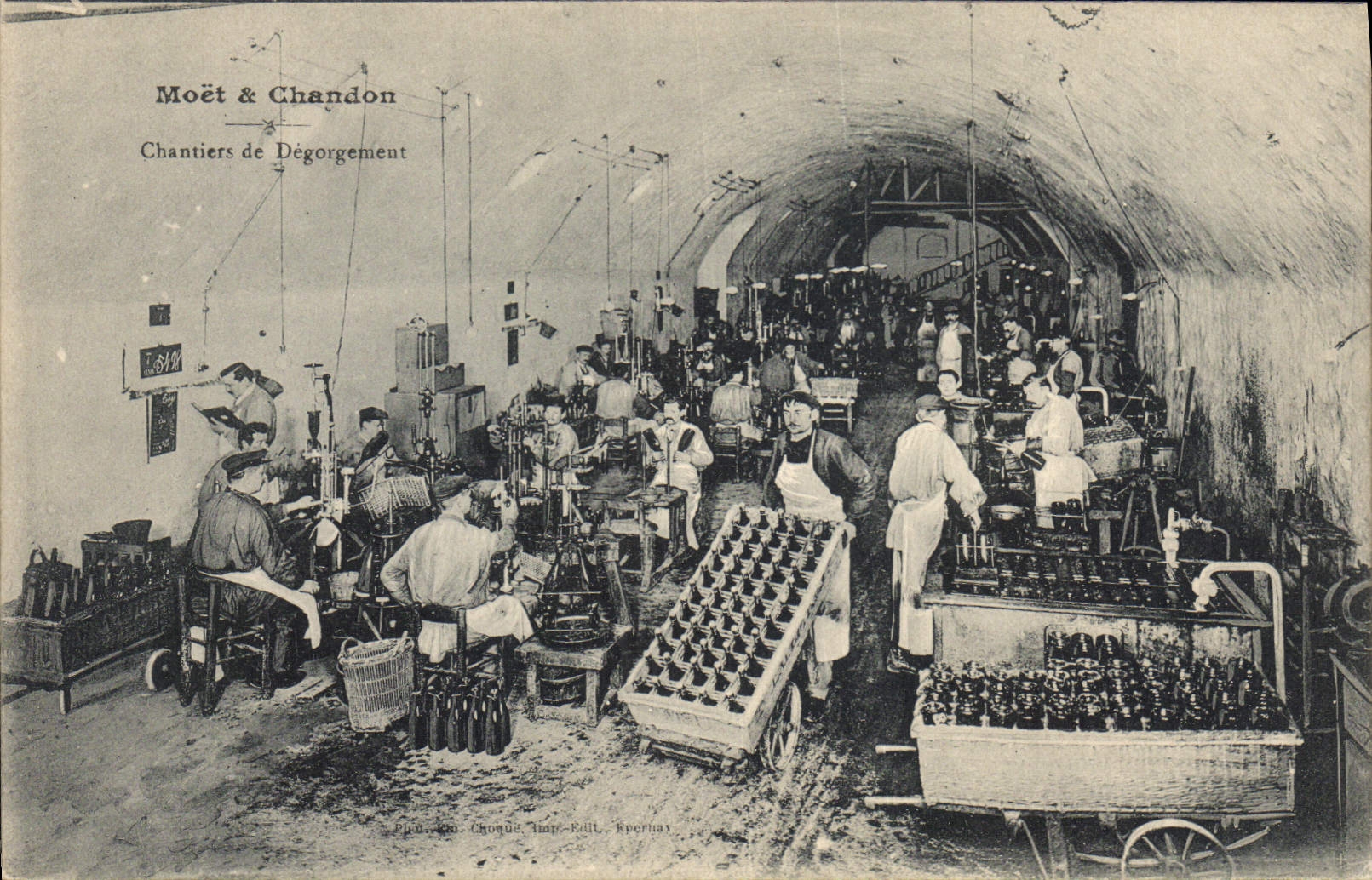 CPA Folklore Vigne Vin Vendanges Champagne Moet & Chandon Chantiers de degorgement