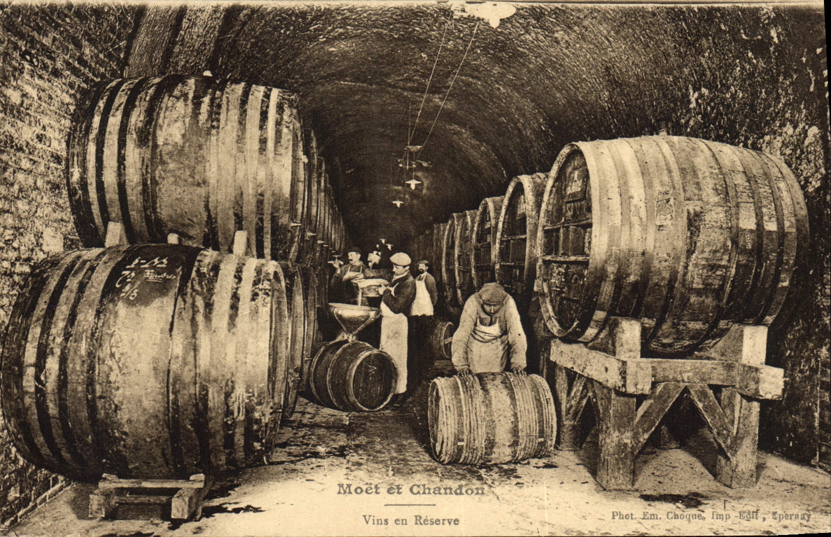 CPA Folklore Vigne Vin Vendanges Champagne Moet & Chandon Vins en reserve