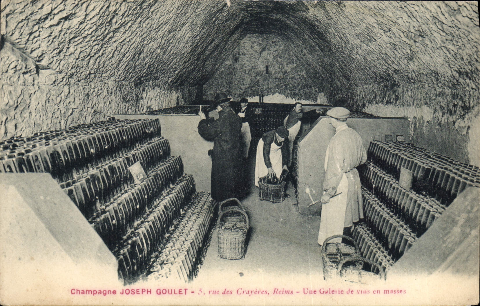 CPA Folklore Vigne Vin Vendanges Champagne Joseph Goulet Rue des Crayeres Reims Une galerie de vins en masses