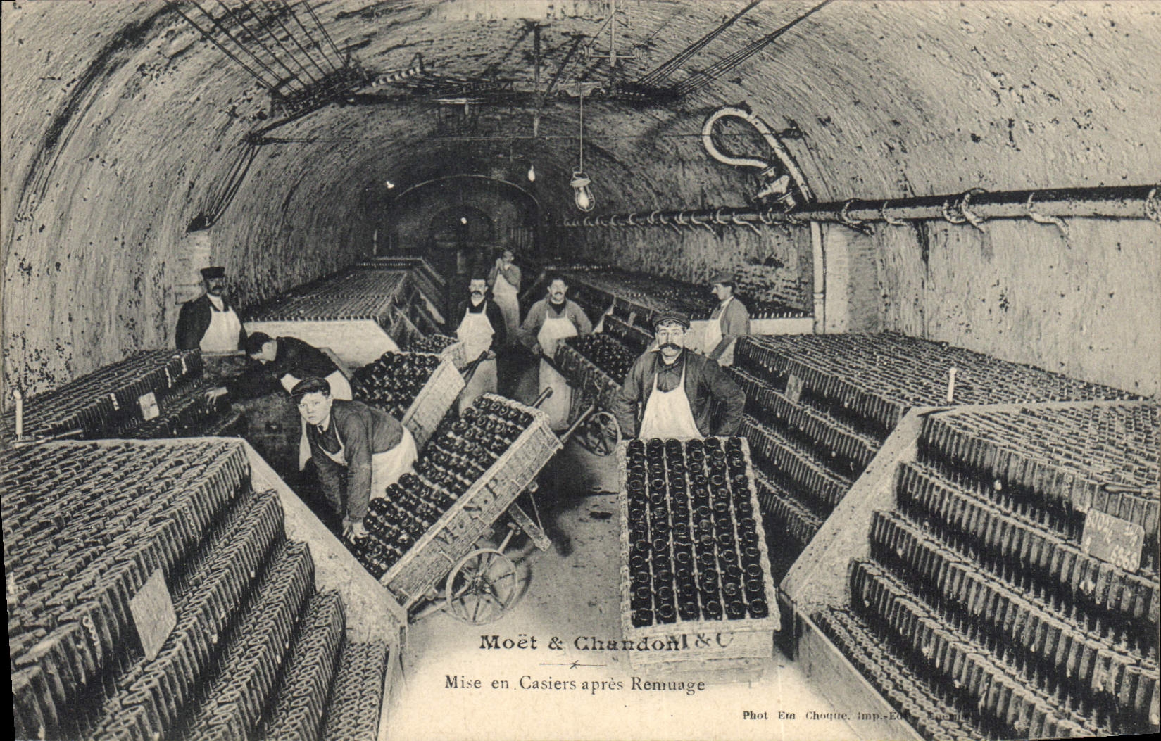 Postal Folclore Vid Vino Vendimias Champaña Moet & Chandon Puesta en casilleros después de trasiego