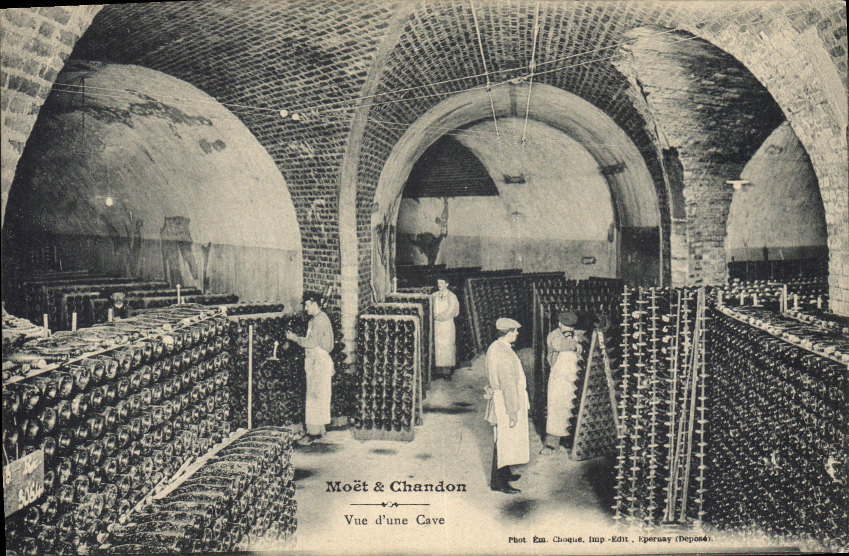 CPA Folklore Vigne Vin Vendanges Champagne Moet & Chandon Vue d'une cave