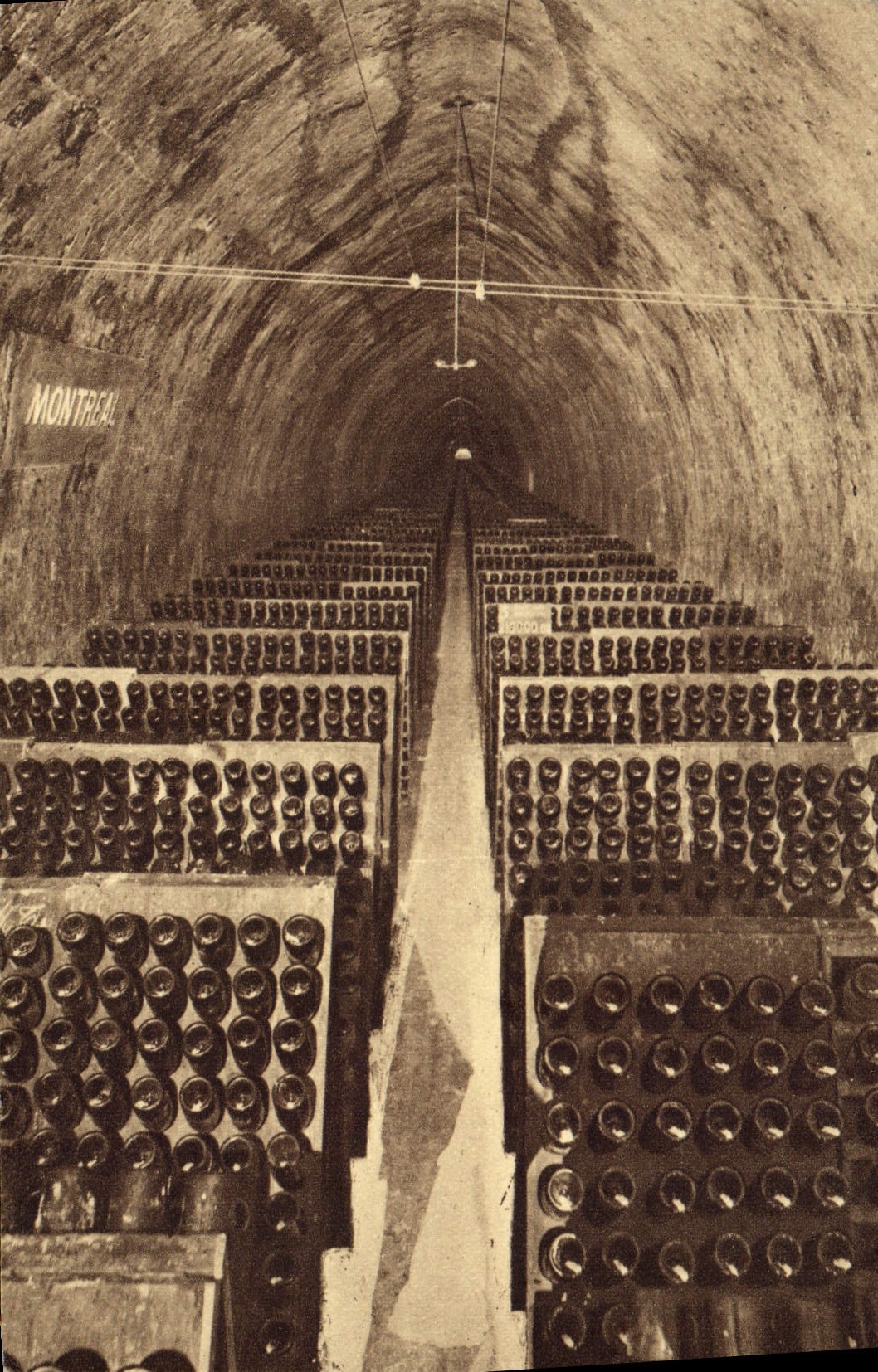 CPA Folklore Vigne Vin Vendanges Champagne Pommery & Greno REims Une galerie de vins sur pointe