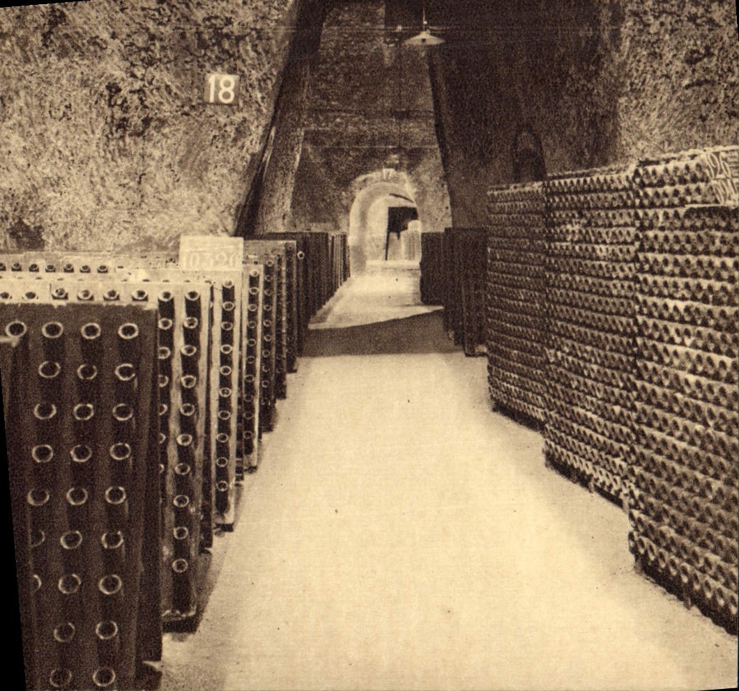 CPA Folklore Vigne Vin Vendanges Champagne Pommery & Greno Reims Enfilade de crayeres d'origine gallo romaine