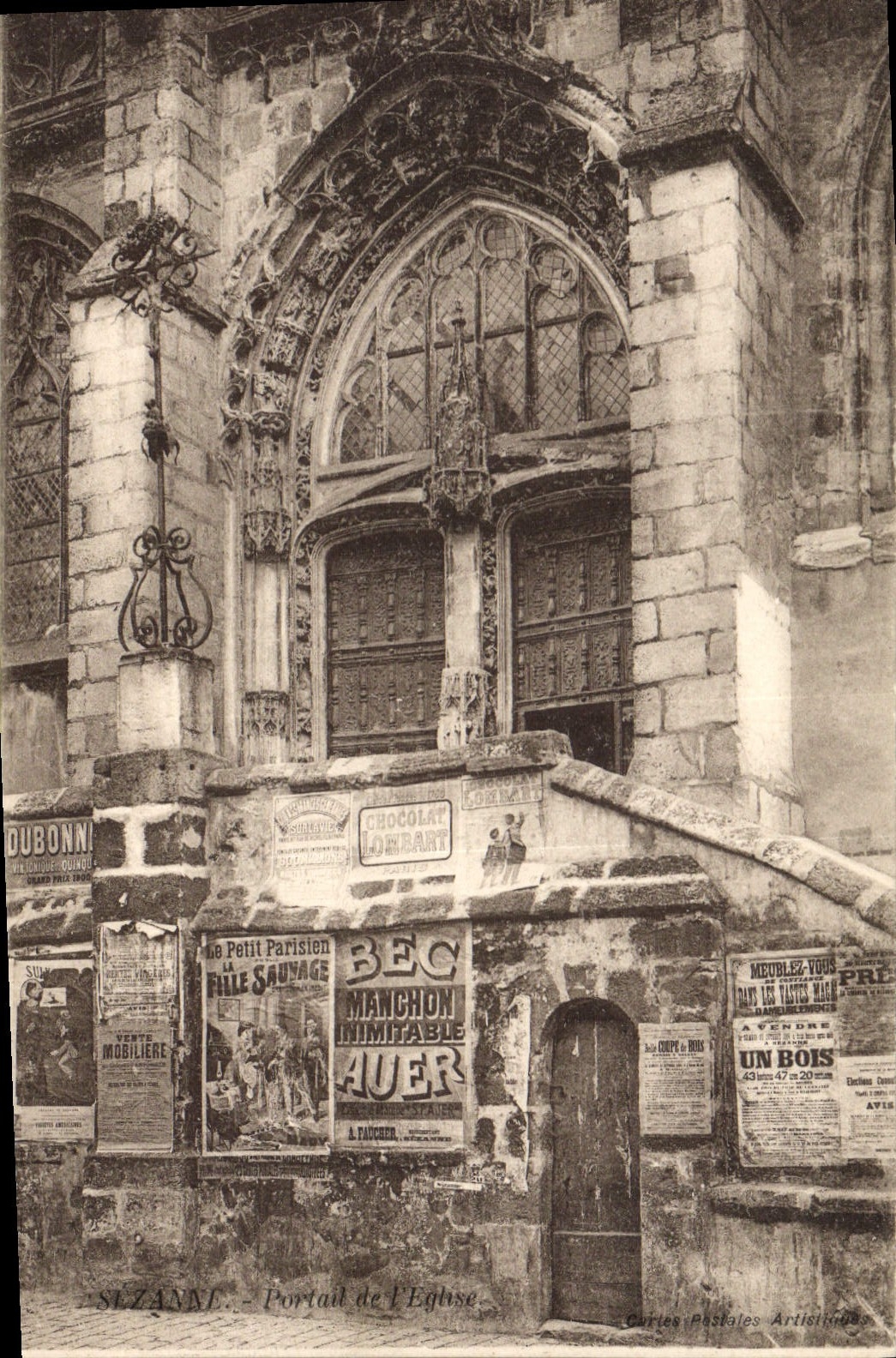 CPA Publicite Suzanne Portail de l'eglise Dubonnet Le Petit Parisien Chocolat Lombart